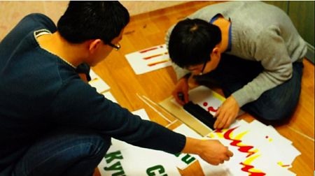 Các lưu học sinh tham gia chuẩn bị đón Tết