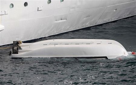 Xuồng cứu hộ rơi từ tàu du lịch xuống biển, 5 người chết - 3 Xuồng cứu hộ lật úp trên biển sau vụ tai nạn.