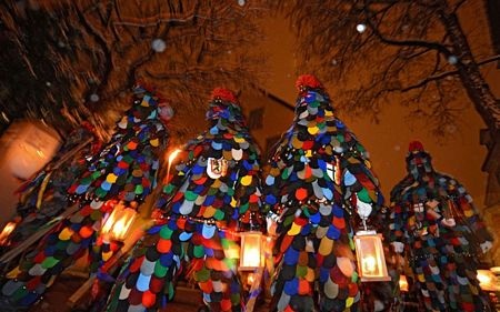 Một người tham gia lễ hội hoá trang tại Lucerne, Thuỵ Sĩ tranh thủ dùng điện thoại di động.