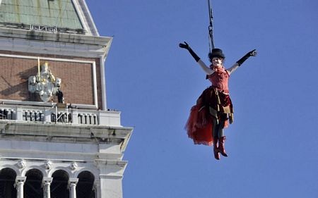 Một người tham gia lễ hội hoá trang tại Lucerne, Thuỵ Sĩ tranh thủ dùng điện thoại di động.