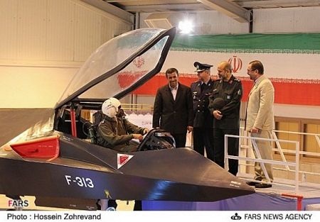 Iran “trình làng” chiến đấu cơ tàng hình - 2 Tổng thống Iran Ahmadinejad và các quan chức quân đội tham dự lễ ra mắt.