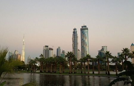 Khách sạn có 9 nhà hàng, 5 quán bar, 2 phòng khiêu vũ, một spa và một câu lạc bộ thể dục.