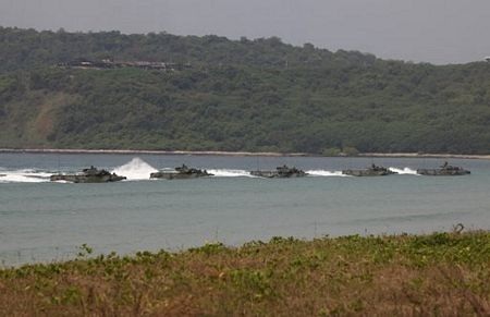 Binh sĩ uống máu rắn trong tập trận “Hổ mang Vàng”