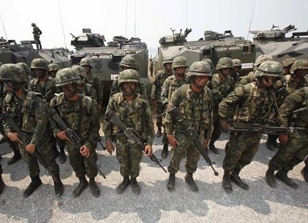 Binh sĩ uống máu rắn trong tập trận “Hổ mang Vàng”