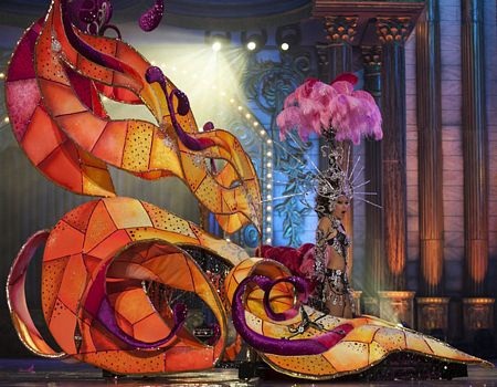 Một người tham gia lễ hội hoá trang tại Lucerne, Thuỵ Sĩ tranh thủ dùng điện thoại di động.