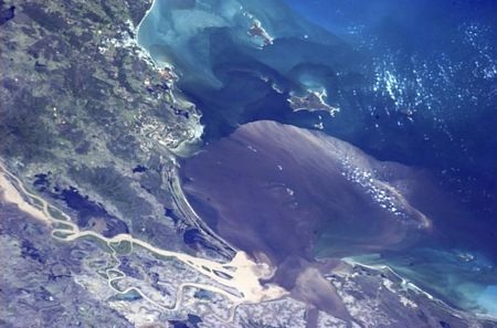 Bức ảnh chụp cảnh bùn và phù sa đang chảy ra biển tại thành phố Rockhampton, bang Queensland.