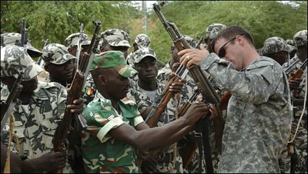 ‘Chuyên gia’ Mỹ đang hướng dẫn binh lính châu Phi (ảnh: Foreign Policy)