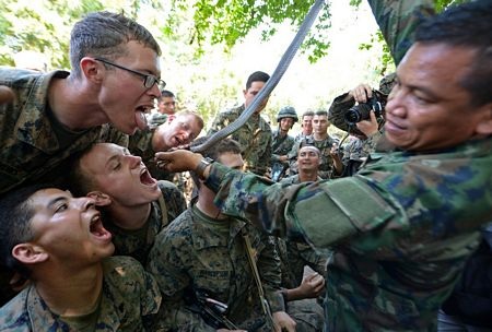 Binh sĩ uống máu rắn trong tập trận “Hổ mang Vàng”