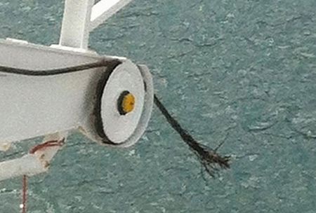 Xuồng cứu hộ rơi từ tàu du lịch xuống biển, 5 người chết - 5 Ảnh chụp cho thấy phần dây cáp bị đứt.