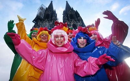 Những người hoá trang tươi cười phía trước một thánh đường ở Cologne, Đức.