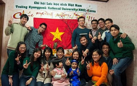 Mọi người cùng tham gia gói bánh chưng