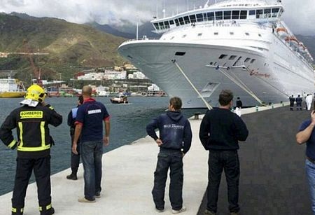 Xuồng cứu hộ rơi từ tàu du lịch xuống biển, 5 người chết - 2 Vụ tai nạn xảy ra khi Majesty đang neo tại cảng Santa Cruz de la Palma trên quần đảo Canary.