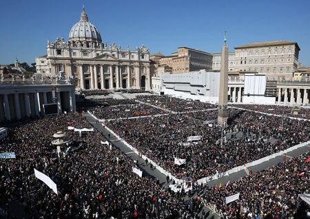 Giáo hoàng Benedict XVI chia tay công chúng trước khi thoái vị - 5 Ông từ biệt các giáo dân trước khi thoái vị.