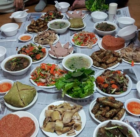 Mọi người cùng tham gia gói bánh chưng