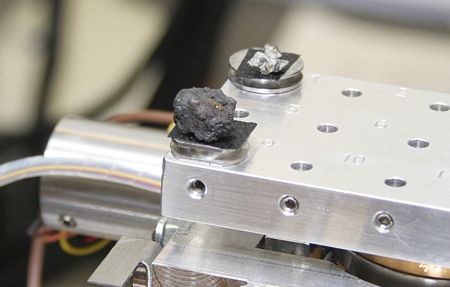 Đã tìm thấy hơn 53 mảnh vỡ thiên thạch tại Nga - 2 Ảnh do Đại học liên bang Ural công bố cho thấy các mảnh vỡ thiên thạch được tìm thấy.