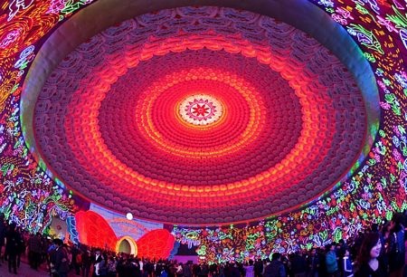 Một bé gái Mộc Châu phụ giúp bố mẹ bán đào.