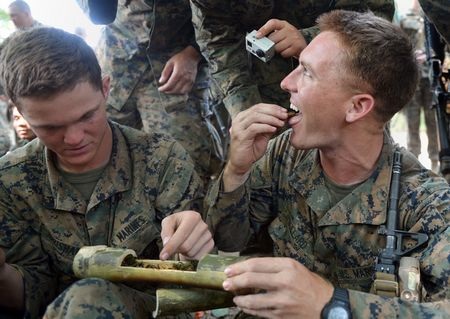 Binh sĩ uống máu rắn trong tập trận “Hổ mang Vàng”