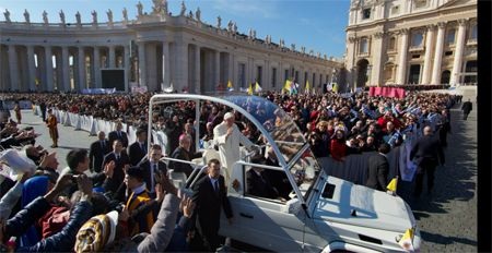Giáo hoàng Benedict XVI chia tay công chúng trước khi thoái vị - 3 Giáo hoàng Benedict XVI tại Quảng trường St Peters.