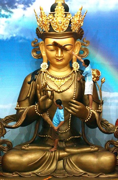 Một bé gái Mộc Châu phụ giúp bố mẹ bán đào.