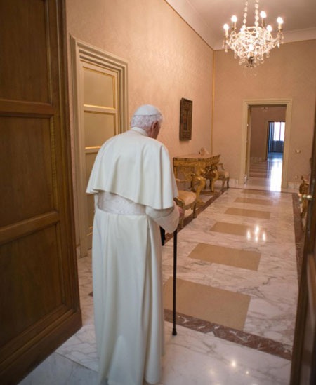 Giáo hoàng Benedict làm gì trong ngày đầu “tự do”?