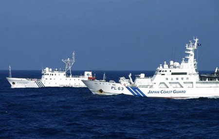 Nhật Bản muốn đẩy mạnh quan hệ quốc phòng với ASEAN - 1 Tàu Nhật Bản và Trung Quốc tại vùng biển gần quần đảo tranh chấp Senkaku/Điếu Ngư hồi tháng 2/2013.