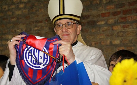 Giáo hoàng Francis cầm lá cờ in logo của đội bóng yêu thích San Lorenzo.