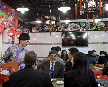 Ông Jacob Lew và các đồng nghiệp tại nhà hàng Bao Yuan Dumpling House.