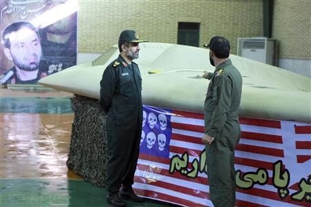 Chiến đấu cơ Iran rượt đuổi máy bay do thám Mỹ - 3 Iran trưng bày chiếc máy không người lái RQ-170 Sentinel của Mỹ bị Cộng hòa Hồi giáo bắt giữ.