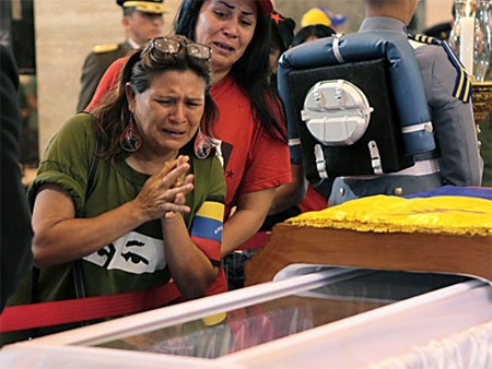 Venezuela sẽ ướp xác cố Tổng thống Chavez - 1 Hai phụ nữ khóc thương trước linh cữu ông Chavez.