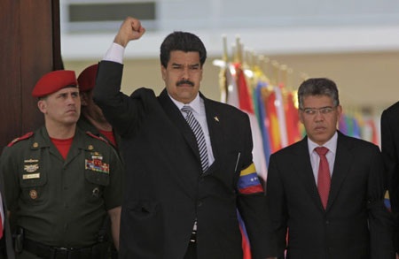 Quyền Tổng thống Nicolas Maduro (giữa) sẽ tranh cử vào tháng 4 tới.