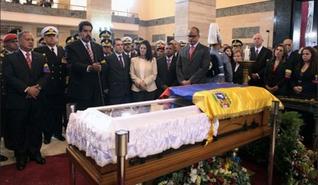 Venezuela nhiều khả năng không ướp xác ông Chavez - 1 Các quan chức Venezuela dự lễ tang chính thức của ông Chavez hôm 8/3.