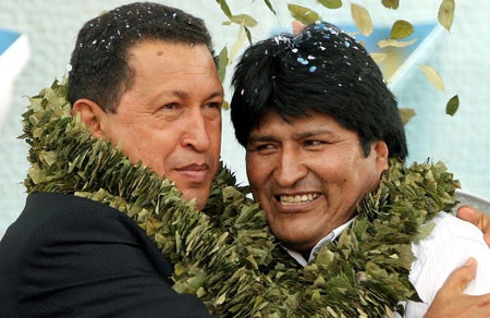 Tổng thống Bolivia: Gần như chắc chắn ông Chavez bị đầu độc - 1 Ông Chavez và Tổng thống Evo Morales (phải).