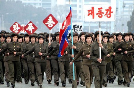 Triều Tiên “tố” Mỹ kích động đua vũ trang bằng “tống tiền hạt nhân” - 1 Các sinh viên Triều Tiên trên quảng trường Kim Nhật Thành ngày 17/3.