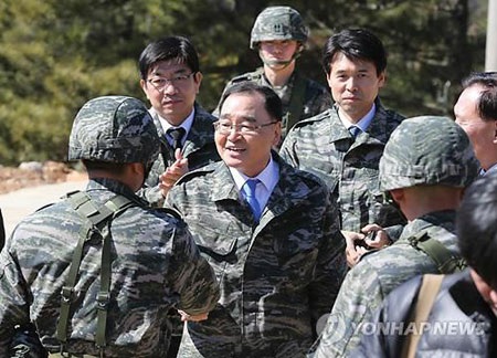 Triều Tiên dọa “tiêu diệt” Thủ tướng Hàn Quốc - 1 Thủ tướng Hàn Quốc Chung Hong-won bắt tay các binh sĩ trong chuyến thăm đảo Yeonpyeong hôm 14/3.