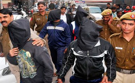 Các nghi phạm trong vụ hãm hiếp bị giải tới tòa án.