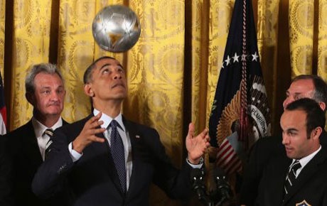 Obama “khoe” tài tâng bóng bằng đầu - 1 Ông Obama dùng đầu tâng bóng trước các cầu thủ.