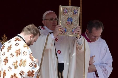 Lễ đăng quang của Giáo hoàng Francis - 9 Giáo hoàng Francis nhận cuốn kinh thánh...