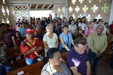 ... và những tấm áp phích lớn in hình ông Chavez bên ngoài bệnh viện quân đội.