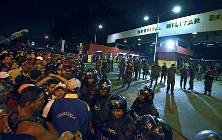 ... và những tấm áp phích lớn in hình ông Chavez bên ngoài bệnh viện quân đội.