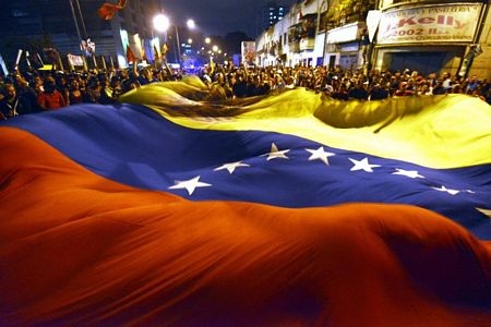 Những người ủng hộ ông Chavez mang quốc kỳ...