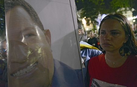 ... và những tấm áp phích lớn in hình ông Chavez bên ngoài bệnh viện quân đội.