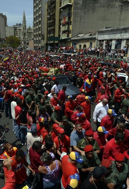 “Biển người” rước linh cữu cố Tổng thống Chavez - 6 Linh cữu được đưa qua các con phố ở thủ đô để tới Học viện Quân sự.