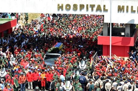 “Biển người” rước linh cữu cố Tổng thống Chavez - 2 Lễ rước bắt đầu từ một bệnh viện quân đội tại thủ đô Caracas.