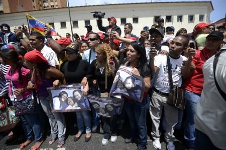 “Biển người” rước linh cữu cố Tổng thống Chavez - 8 Người dân đứng hai bên đường để tạm biệt cố tổng thống.