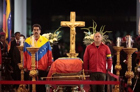 Tiết lộ những lời trăng trối của Tổng thống Chavez - 6 Các lính gác đứng bảo vệ linh cữu của cố Tổng thống.