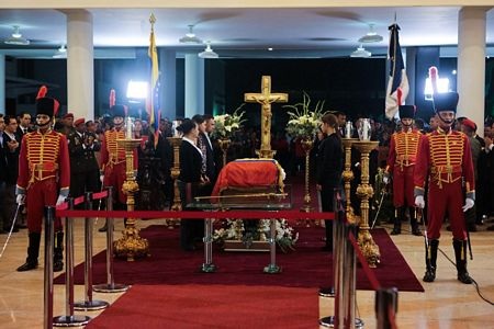 Tiết lộ những lời trăng trối của Tổng thống Chavez - 5 Các lính gác đứng bảo vệ linh cữu của cố Tổng thống.