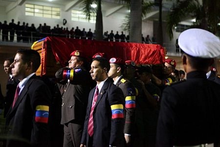 Tiết lộ những lời trăng trối của Tổng thống Chavez - 4 Các lính gác đứng bảo vệ linh cữu của cố Tổng thống.