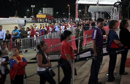 Venezuela sẽ ướp xác cố Tổng thống Chavez - 9 Người dân chờ đợi để vào nhìn mặt ông Chavez lần cuối.