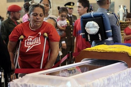 Venezuela sẽ ướp xác cố Tổng thống Chavez - 10 Những người ủng hộ không cầm được nước mắt.