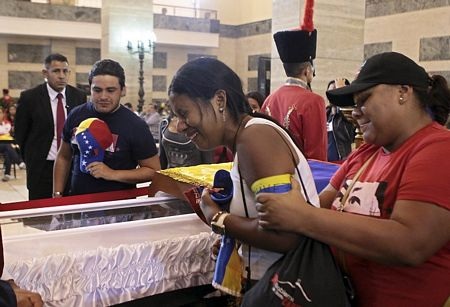 Venezuela sẽ ướp xác cố Tổng thống Chavez - 12 Những người ủng hộ không cầm được nước mắt.